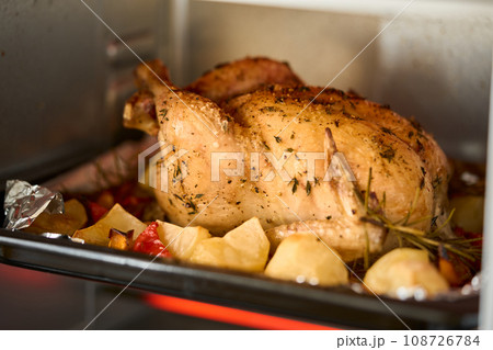 オーブンでローストチキンを焼く オーブンでローストチキンを焼く 108726784