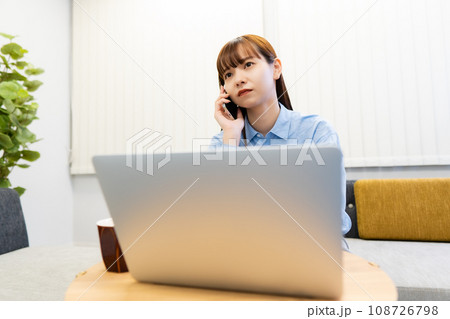 ノートパソコンで仕事をする/リモートワークをする女性 108726798