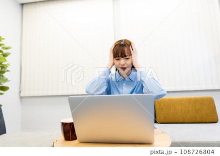 ノートパソコンで仕事をする/リモートワークをする女性 ノートパソコンで仕事をする/リモートワークをする女性 108726804