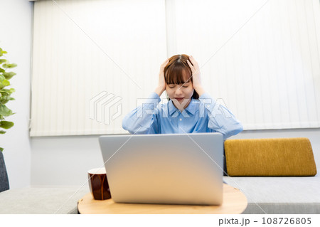 ノートパソコンで仕事をする/リモートワークをする女性 ノートパソコンで仕事をする/リモートワークをする女性 108726805