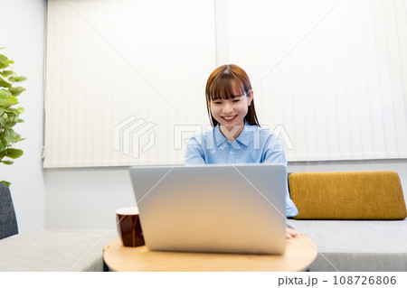 ノートパソコンで仕事をする/リモートワークをする女性 108726806