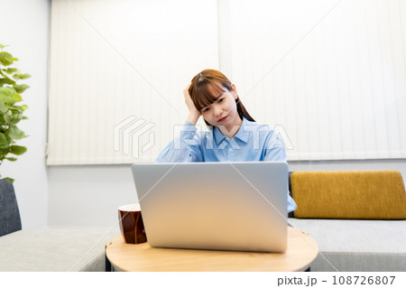ノートパソコンで仕事をする/リモートワークをする女性 ノートパソコンで仕事をする/リモートワークをする女性 108726807