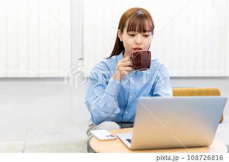 ノートパソコンで仕事をする/リモートワークをする女性 108726816
