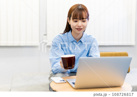 ノートパソコンで仕事をする/リモートワークをする女性 ノートパソコンで仕事をする/リモートワークをする女性 108726817