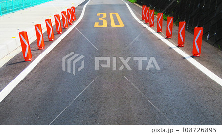 幅員減少の表示があるアスファルト道路の風景 108726895