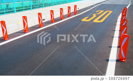 幅員減少の表示があるアスファルト道路の風景 108726897