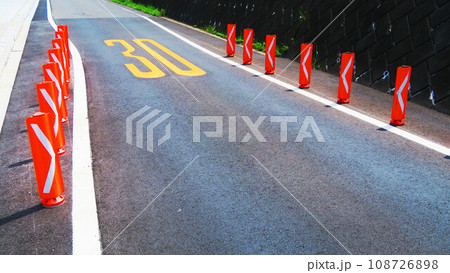 幅員減少の表示があるアスファルト道路の風景 幅員減少の表示があるアスファルト道路の風景 108726898