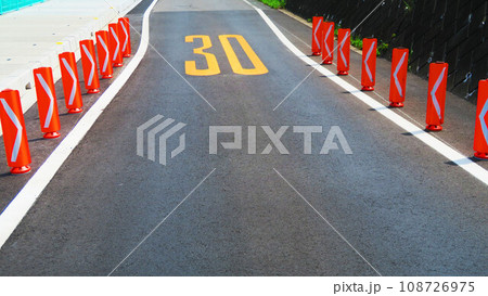 幅員減少の表示があるアスファルト道路の風景 108726975