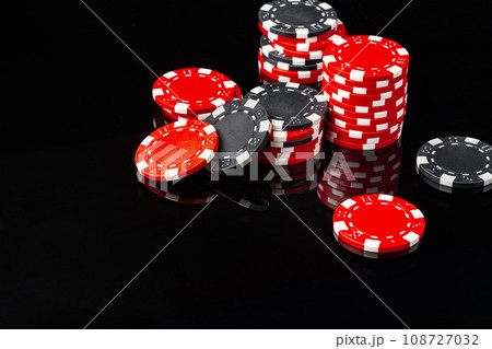 Red and black poker chips on black background 108727032