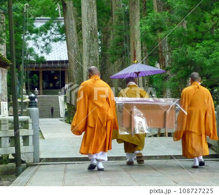 高野山奥之院　御廟の空海に食事を届ける「生身供」 108727225