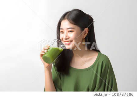 青汁を飲む女性　AI生成 108727386