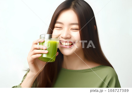 青汁を飲む女性　AI生成 108727389