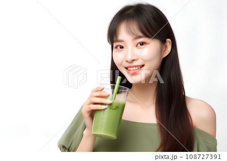 青汁を飲む女性　AI生成 108727391