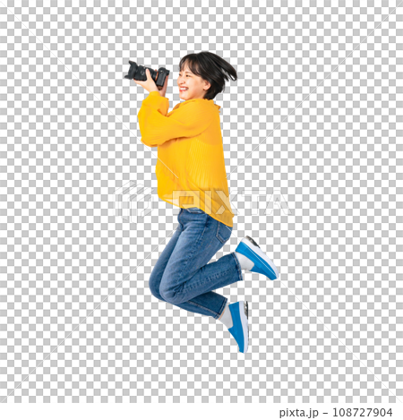 カメラを持ってジャンプする女性　切り抜き背景透過PNG 108727904