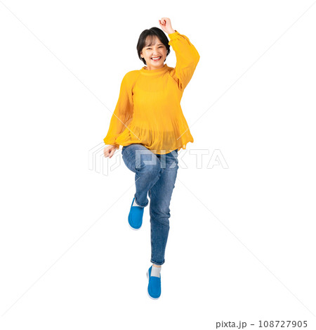 ジャンプするカジュアルウェアの女性　切り抜き背景透過PNG 108727905