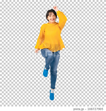 ジャンプするカジュアルウェアの女性　切り抜き背景透過PNG 108727905