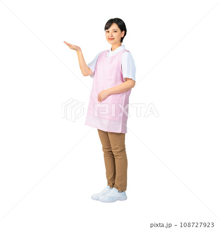 案内するエプロンをつけた女性 保育士 介護福祉士 切り抜き背景透過PNG 案内するエプロンをつけた女性 保育士 介護福祉士 切り抜き背景透過PNG 108727923