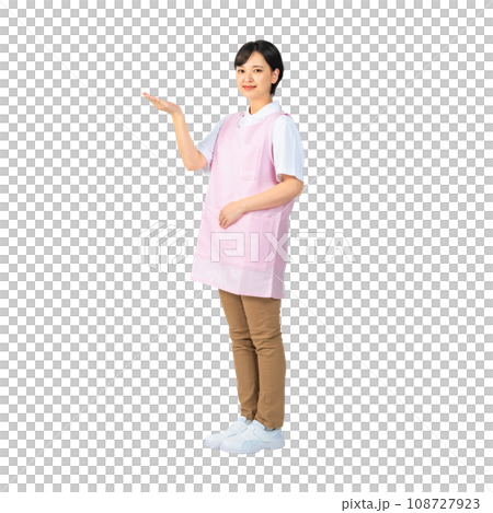 案内するエプロンをつけた女性 保育士 介護福祉士 切り抜き背景透過PNG 案内するエプロンをつけた女性 保育士 介護福祉士 切り抜き背景透過PNG 108727923