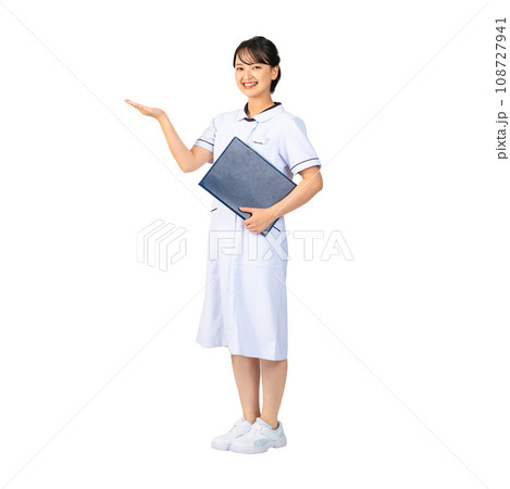 案内する白衣を着た女性 看護師 医師 エステティシャン 案内する白衣を着た女性 看護師 医師 エステティシャン 108727941