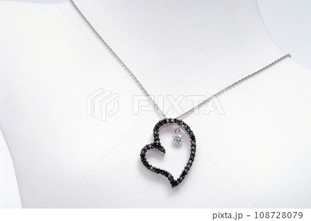 ハートのネックレス・ブラックダイヤモンドのハートネックレス 108728079