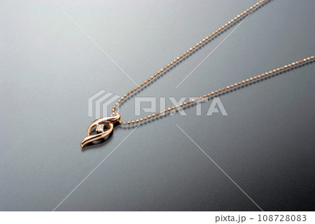 黒バックに素敵なゴールドアクセサリー・お洒落なPG&ダイヤモンドトップのネックレス 黒バックに素敵なゴールドアクセサリー・お洒落なPG&ダイヤモンドトップのネックレス 108728083