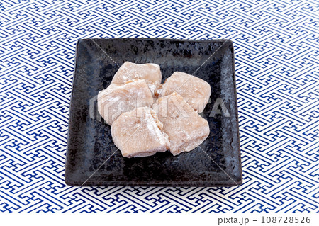 皿に盛った、くるみゆべし 108728526