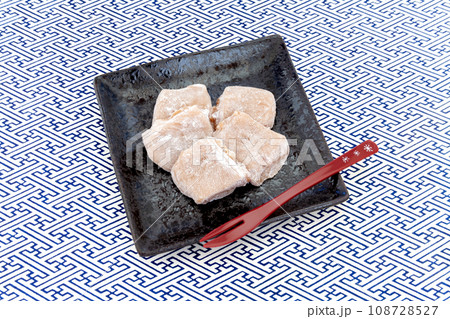 皿に盛った、くるみゆべし 108728527