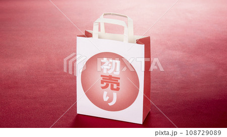 初売りイメージ_赤バック 初売りイメージ_赤バック 108729089
