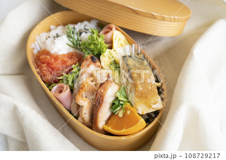 手作りのおいしい曲げわっぱのお弁当【サバ・チキン】 手作りのおいしい曲げわっぱのお弁当【サバ・チキン】 108729217