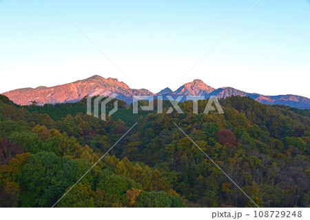 朝陽の中の紅葉八ヶ岳 朝陽の中の紅葉八ヶ岳 108729248