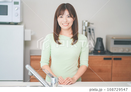 キッチンに立つ若い女性 キッチンに立つ若い女性 108729547