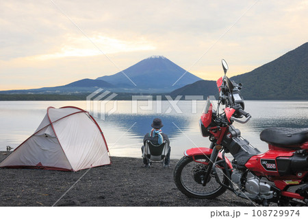 本栖湖から見た朝の富士山 108729974