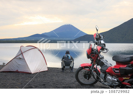 大きな富士山に感動する男性 108729982