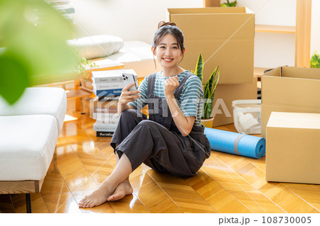 荷造りする若い女性 108730005