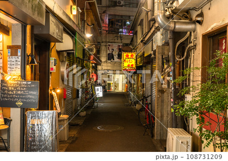 東京都》昭和レトロな路地裏飲み屋街・三軒茶屋の写真素材 [108731209