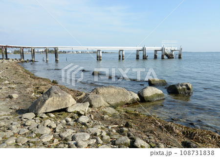 坂本城趾 湖面に現れた石垣 滋賀県大津市下坂本 坂本城趾 湖面に現れた石垣 滋賀県大津市下坂本 108731838