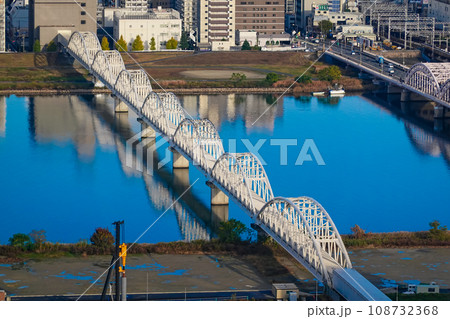 梅田スカイビルから淀川に架かる橋や鉄橋(大阪市梅田) 梅田スカイビルから淀川に架かる橋や鉄橋(大阪市梅田) 108732368