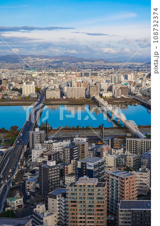 梅田スカイビルから淀川に架かる橋や鉄橋(大阪市梅田) 梅田スカイビルから淀川に架かる橋や鉄橋(大阪市梅田) 108732374