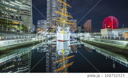 横浜みなとみらいの都市夜景　ライトアップされた帆船日本丸【神奈川県・横浜市】 108732525