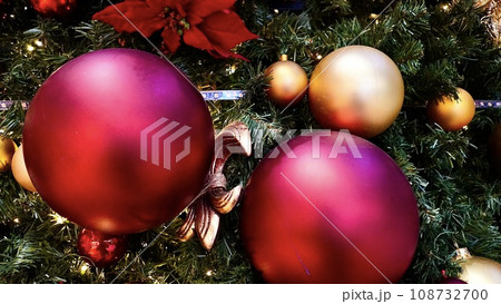 オーナメントをたくさんつけたクリスマスツリーの拡大写真 オーナメントをたくさんつけたクリスマスツリーの拡大写真 108732700