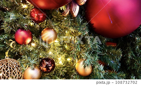 オーナメントをたくさんつけたクリスマスツリーの拡大写真 オーナメントをたくさんつけたクリスマスツリーの拡大写真 108732702