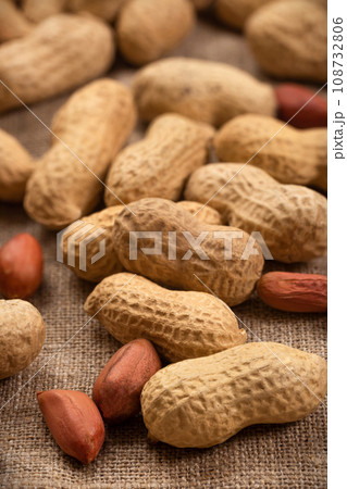 Shelled peanuts on well-shelled peanuts. Whole nuts and shelled kernels Shelled peanuts on well-shelled peanuts. Whole nuts and shelled kernels 108732806