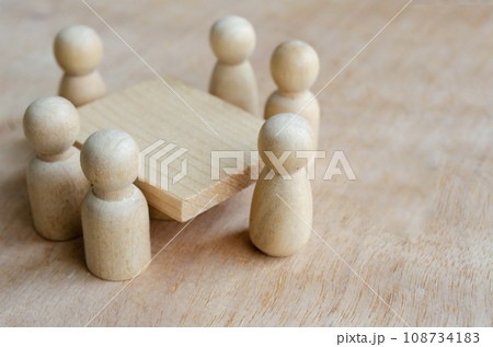 Close up of wooden figure having meeting or discussion. Meeting or discussion concept 108734183
