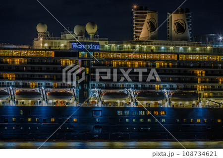 函館港に停泊クルーズ船 108734621