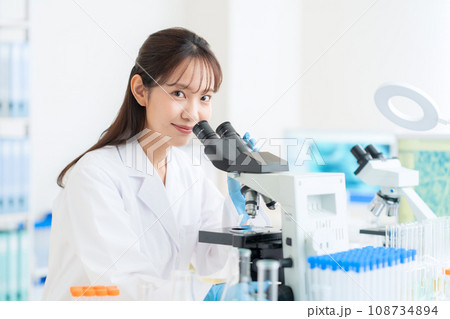 研究所で実験をする若い女性の研究者 研究所で実験をする若い女性の研究者 108734894