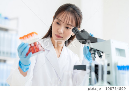 研究所で実験をする若い女性の研究者 研究所で実験をする若い女性の研究者 108734899