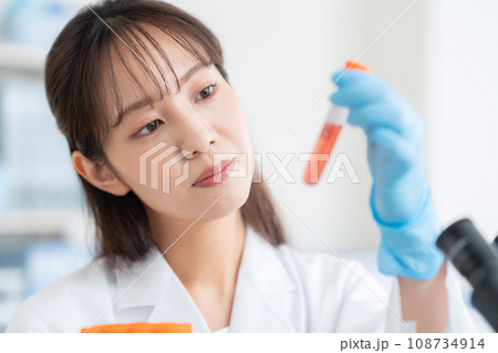 研究所で実験をする若い女性の研究者 研究所で実験をする若い女性の研究者 108734914
