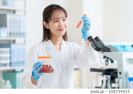 研究所で実験をする若い女性の研究者 研究所で実験をする若い女性の研究者 108734915