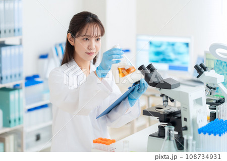 研究所で実験をする若い女性の研究者 研究所で実験をする若い女性の研究者 108734931