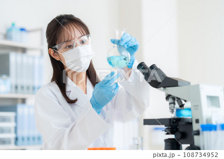 研究所で実験をする若い女性の研究者 108734952